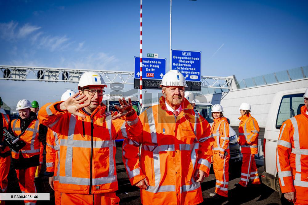 King Willem-Alexander visits the renovation of A16 - Rotterdam
