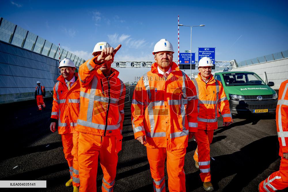 King Willem-Alexander visits the renovation of A16 - Rotterdam