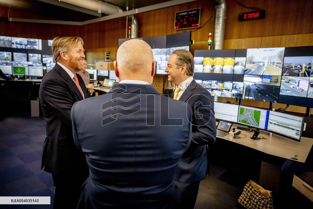 King Willem-Alexander visits the renovation of A16 - Rotterdam