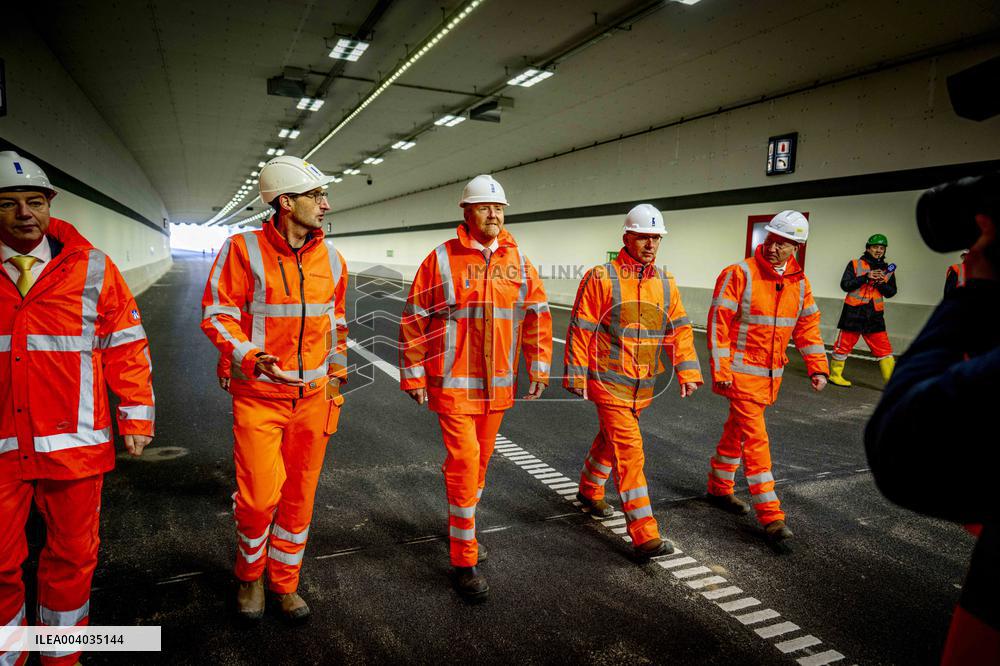 King Willem-Alexander visits the renovation of A16 - Rotterdam