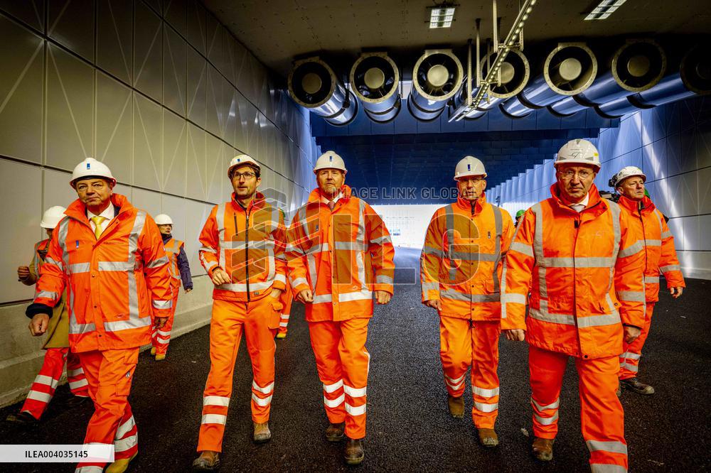 King Willem-Alexander visits the renovation of A16 - Rotterdam