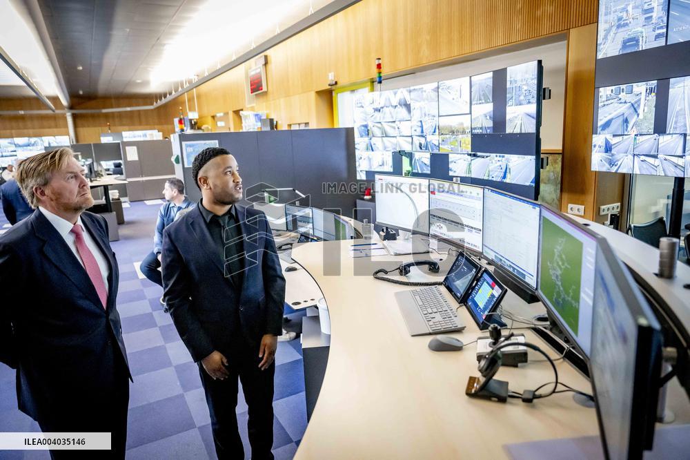 King Willem-Alexander visits the renovation of A16 - Rotterdam