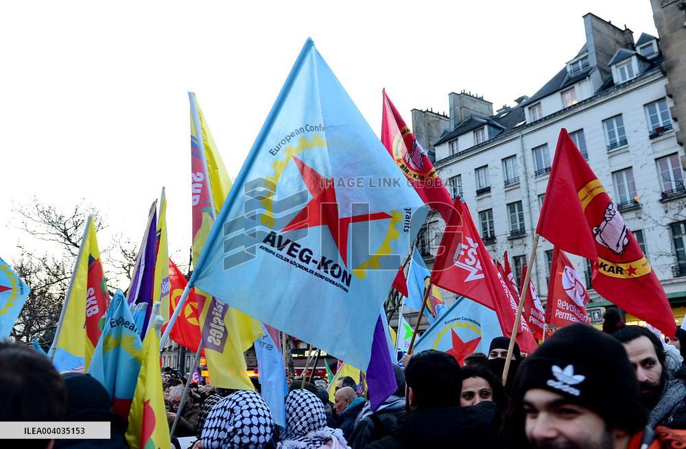 Kurdish People Demonstrate To Protest Over Far-Right Attack - Paris