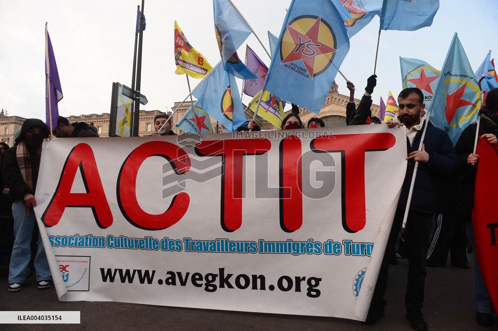 Kurdish People Demonstrate To Protest Over Far-Right Attack - Paris