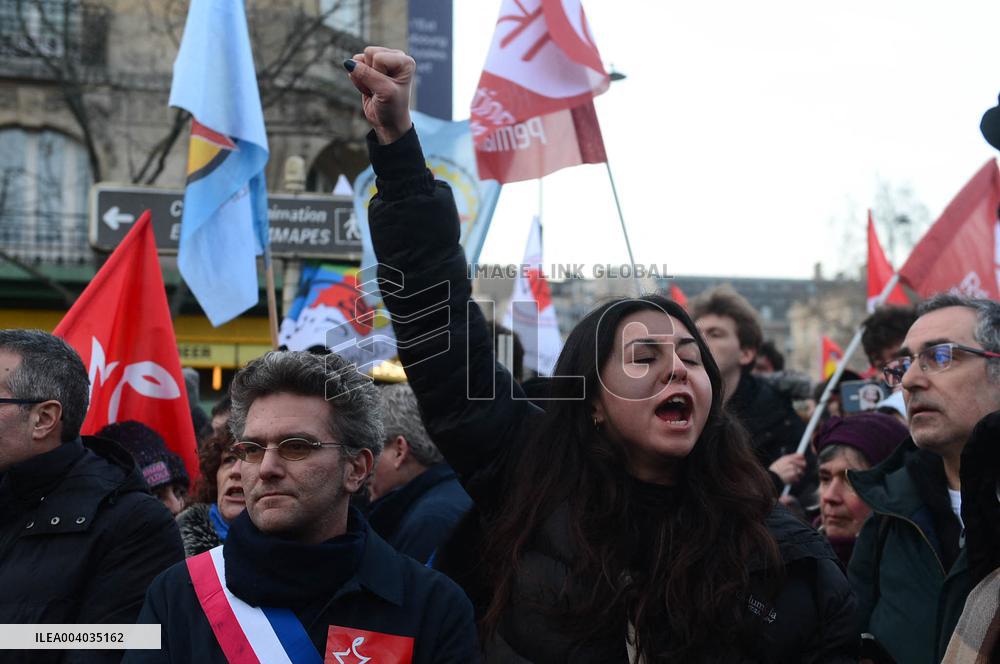 Kurdish People Demonstrate To Protest Over Far-Right Attack - Paris