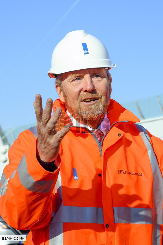 King Willem-Alexander visits the renovation of A16 - Rotterdam
