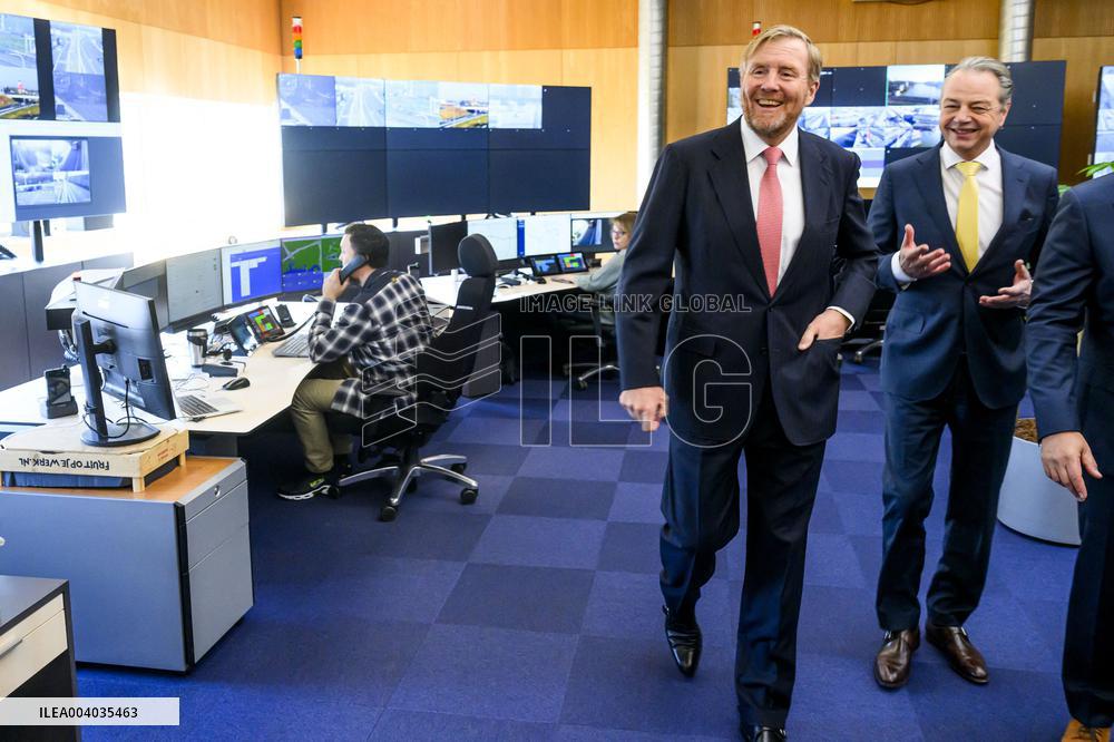 King Willem-Alexander visits the renovation of A16 - Rotterdam