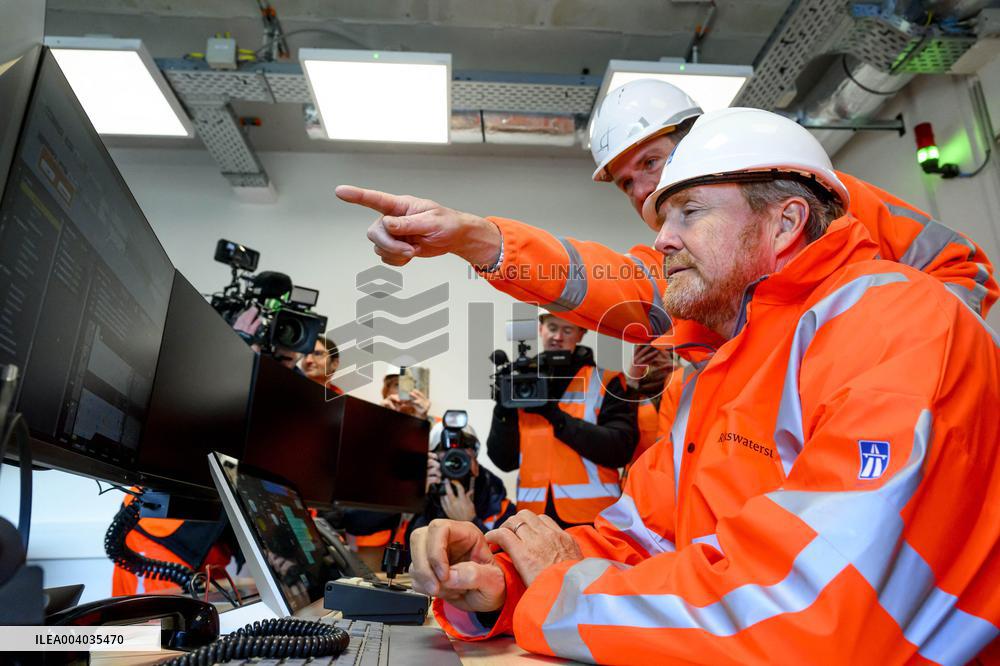 King Willem-Alexander visits the renovation of A16 - Rotterdam