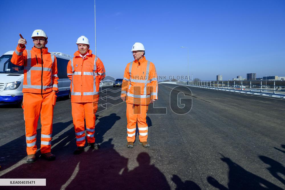 King Willem-Alexander visits the renovation of A16 - Rotterdam