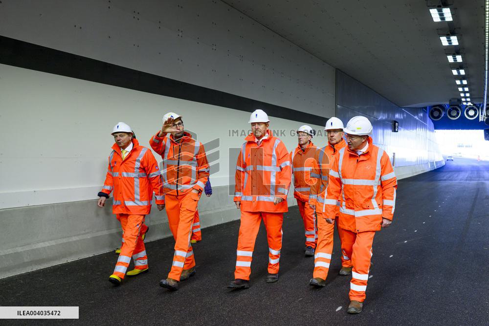 King Willem-Alexander visits the renovation of A16 - Rotterdam