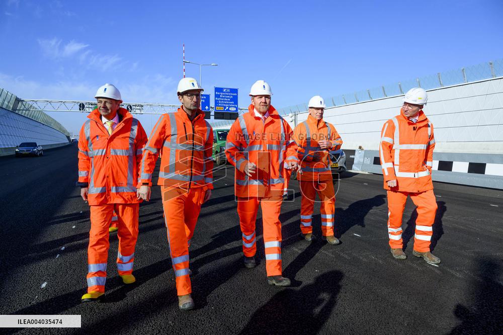 King Willem-Alexander visits the renovation of A16 - Rotterdam