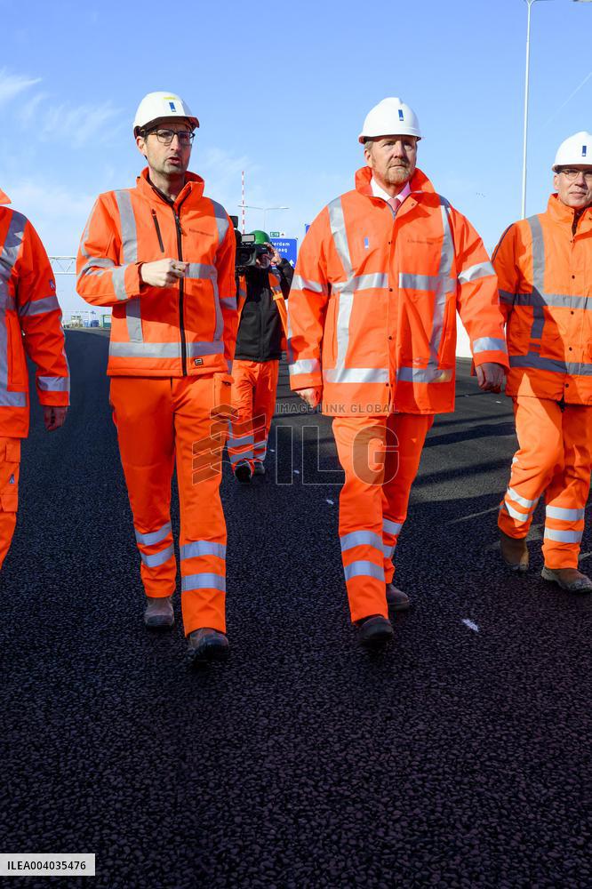 King Willem-Alexander visits the renovation of A16 - Rotterdam