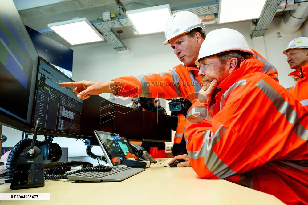 King Willem-Alexander visits the renovation of A16 - Rotterdam