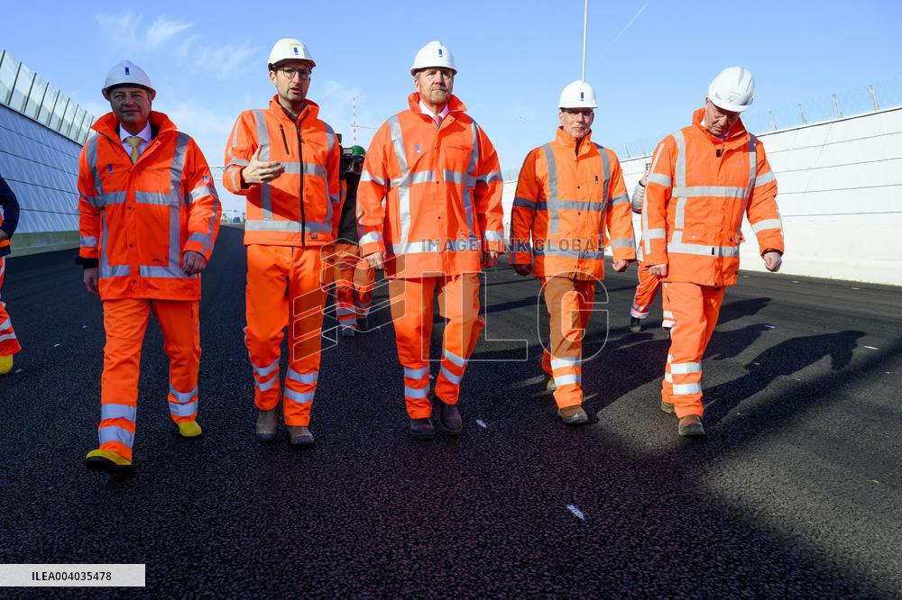King Willem-Alexander visits the renovation of A16 - Rotterdam