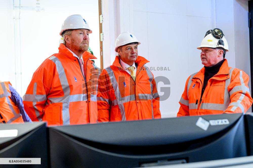 King Willem-Alexander visits the renovation of A16 - Rotterdam