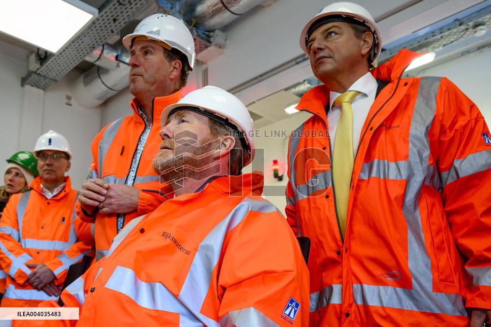 King Willem-Alexander visits the renovation of A16 - Rotterdam