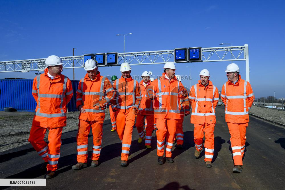 King Willem-Alexander visits the renovation of A16 - Rotterdam