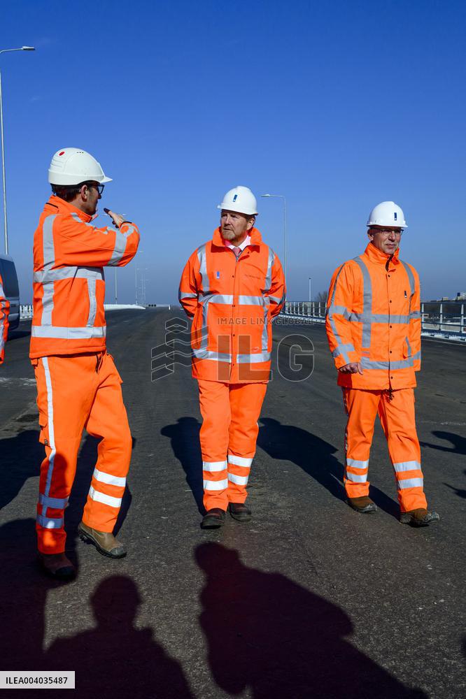 King Willem-Alexander visits the renovation of A16 - Rotterdam