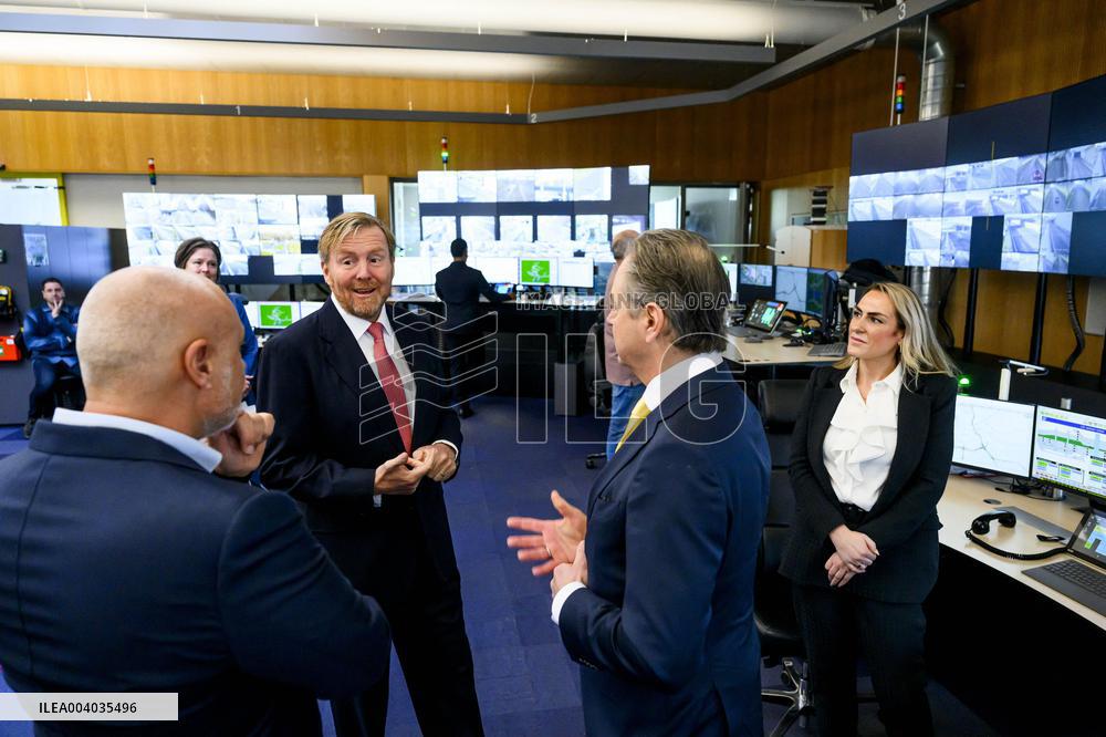 King Willem-Alexander visits the renovation of A16 - Rotterdam