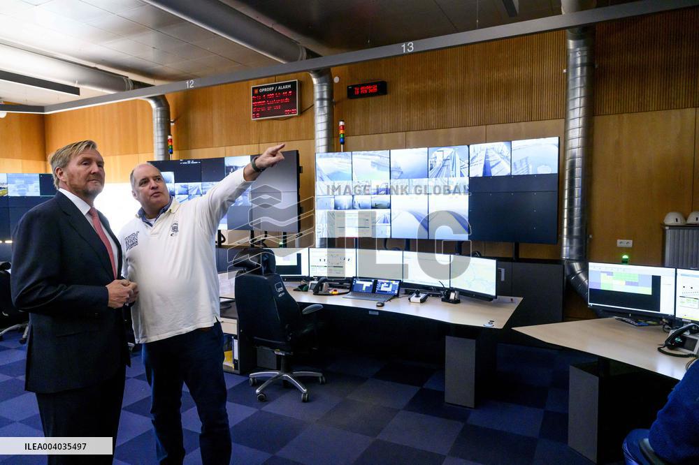 King Willem-Alexander visits the renovation of A16 - Rotterdam