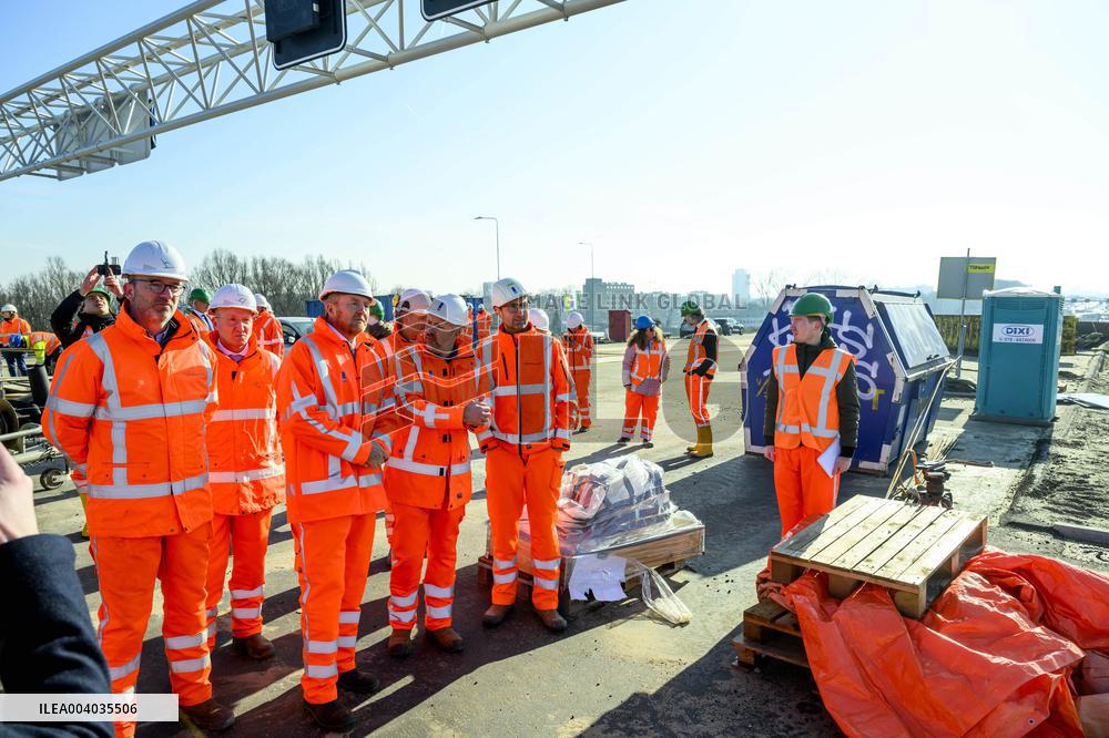 King Willem-Alexander visits the renovation of A16 - Rotterdam