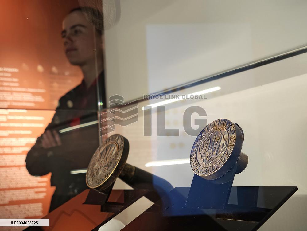 Exhibition at Kyiv War Museum celebrates Ukraines coat of arms