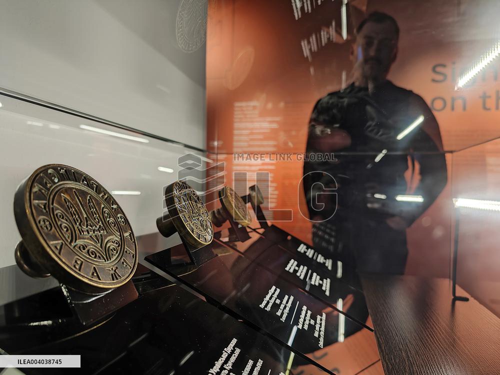 Exhibition at Kyiv War Museum celebrates Ukraines coat of arms