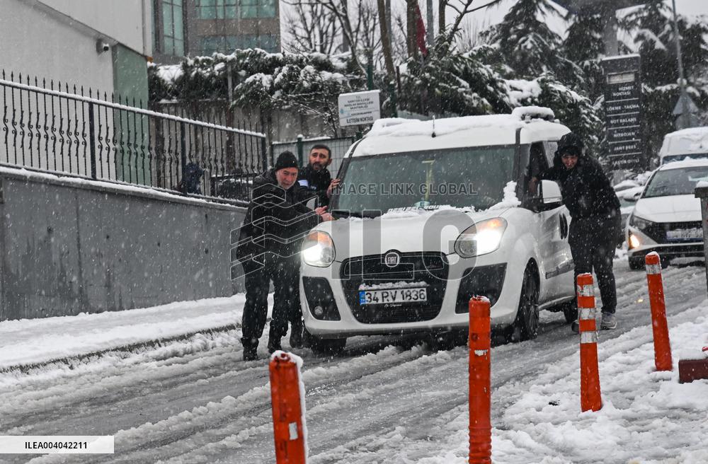 Istanbul Underwent Heavy Snowfall