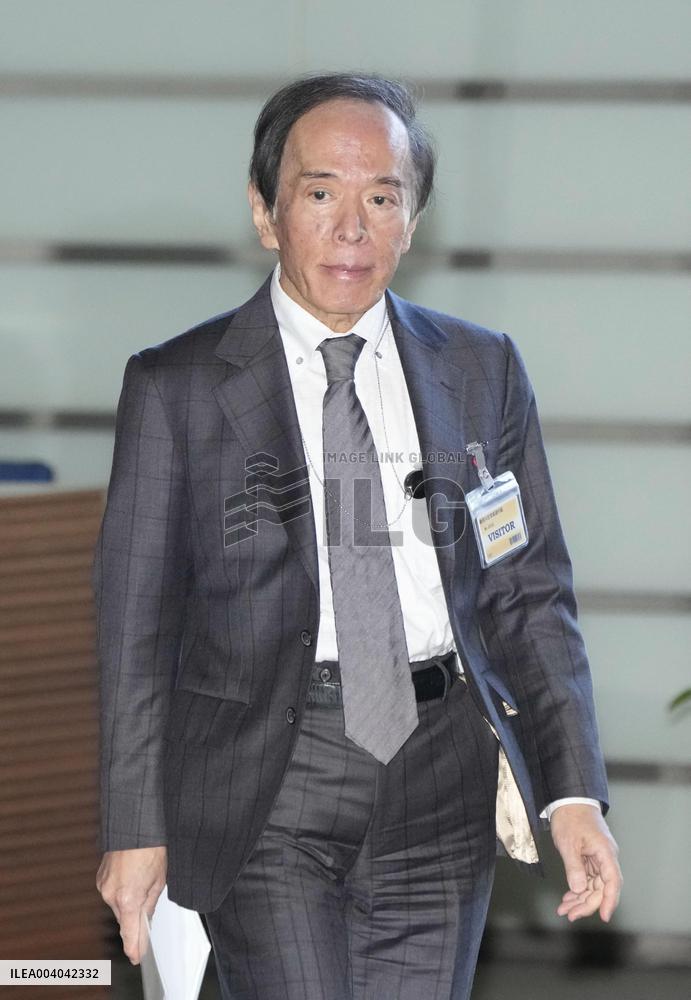 Japan PM, BOJ chief hold talks