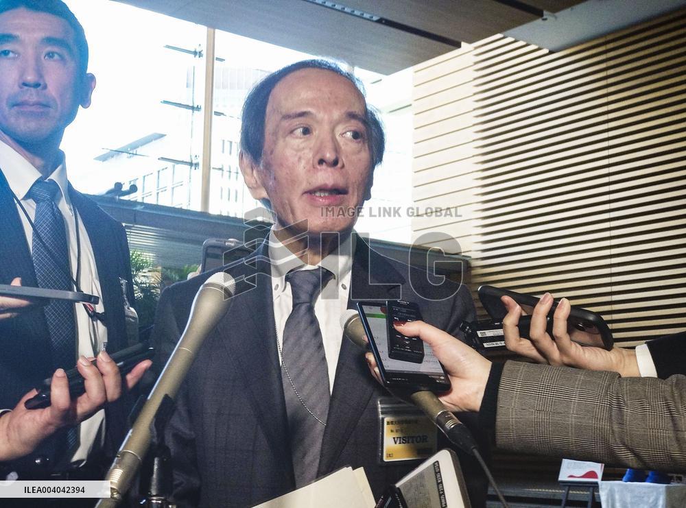 Japan PM, BOJ chief hold talks