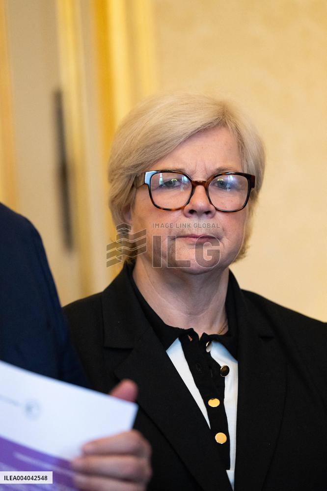 Pensions Report Results At Hotel Matignon - Paris