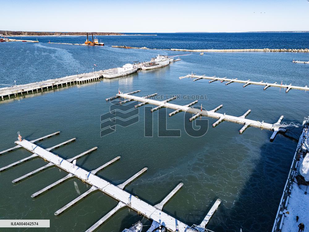 Oil slick at the Noblessner Harbor