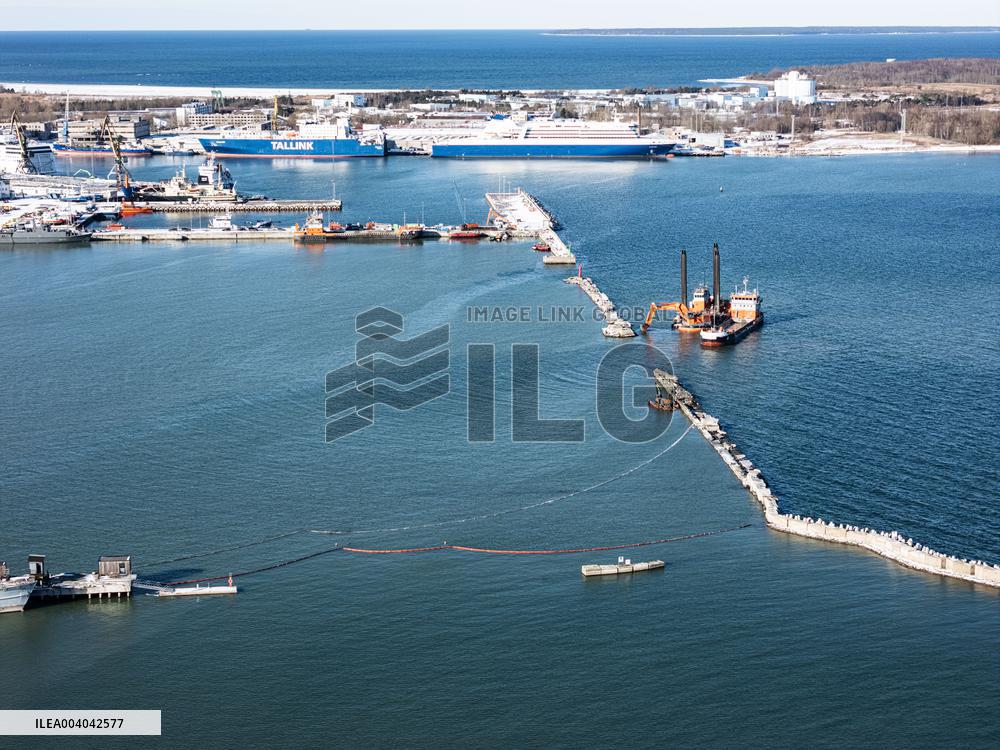 Oil slick at the Noblessner Harbor