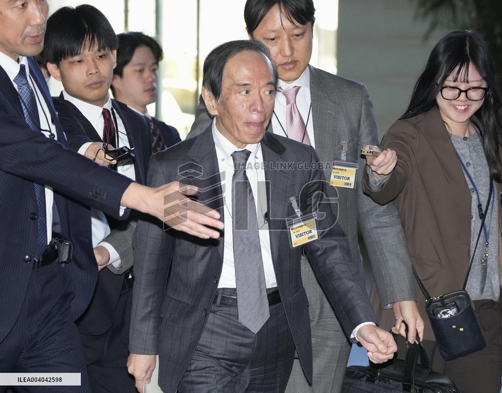 Japan PM, BOJ chief hold talks