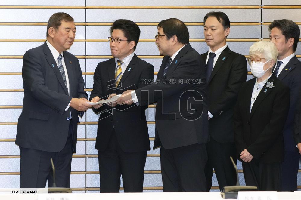 Japan PM meet families of abductees