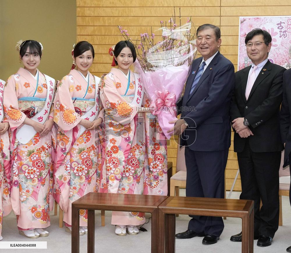 Women promote local peach festival at PM's office