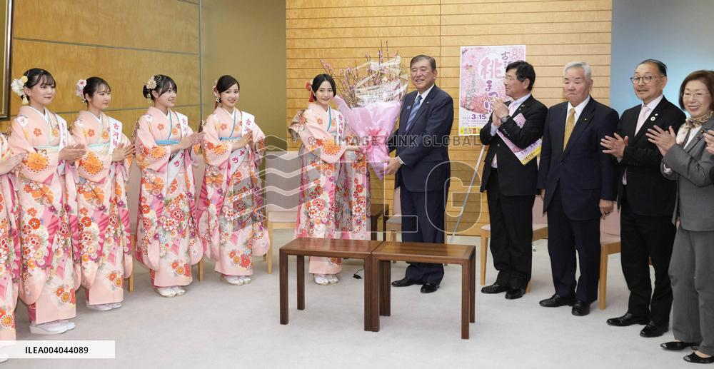 Women promote local peach festival at PM's office