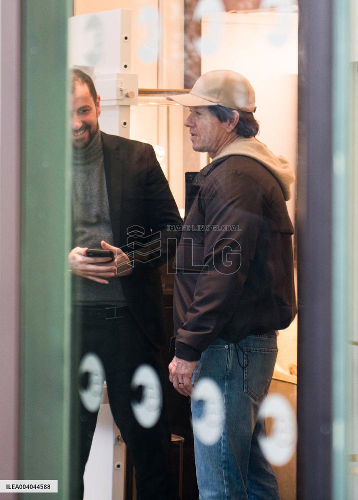 Mark Wahlberg Shopping - Paris