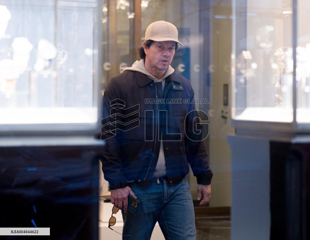 Mark Wahlberg Shopping - Paris