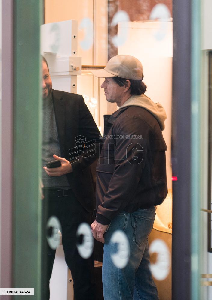 Mark Wahlberg Shopping - Paris