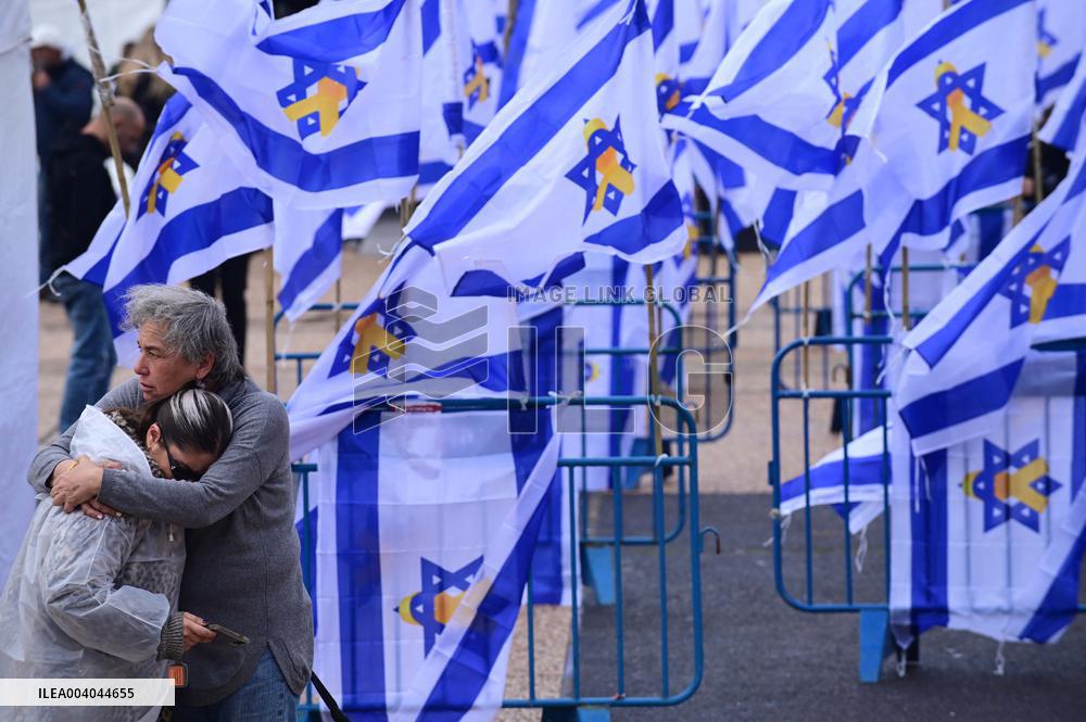 People Watch The Televised Handover Of The Bodies Of The Israeli Hostages - Tel Aviv