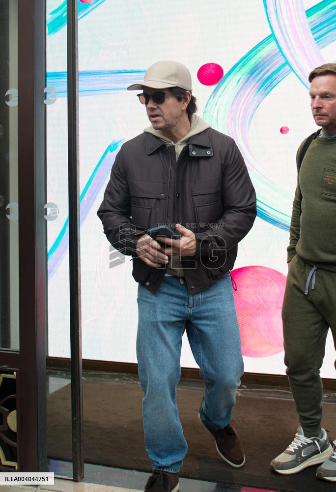 Mark Wahlberg Shopping - Paris