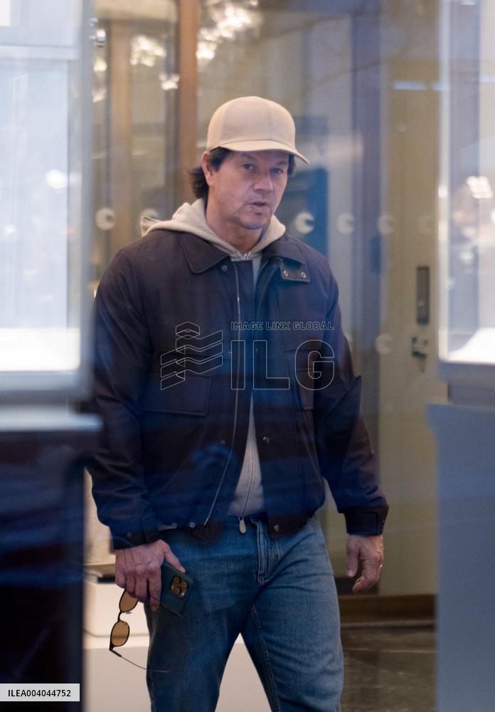 Mark Wahlberg Shopping - Paris