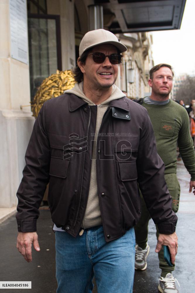 Mark Wahlberg Shopping - Paris