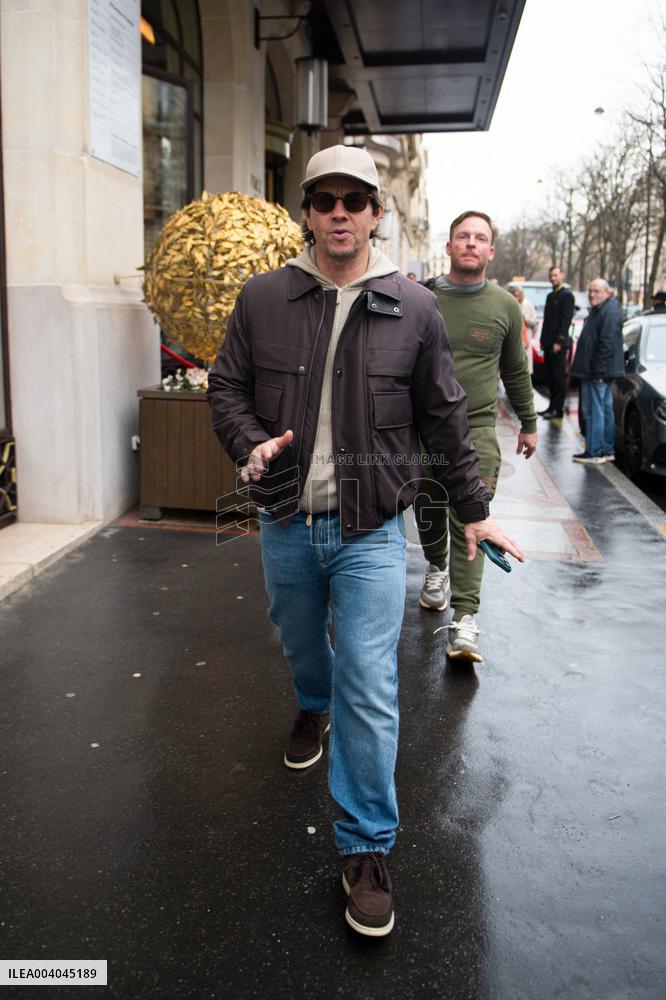 Mark Wahlberg Shopping - Paris
