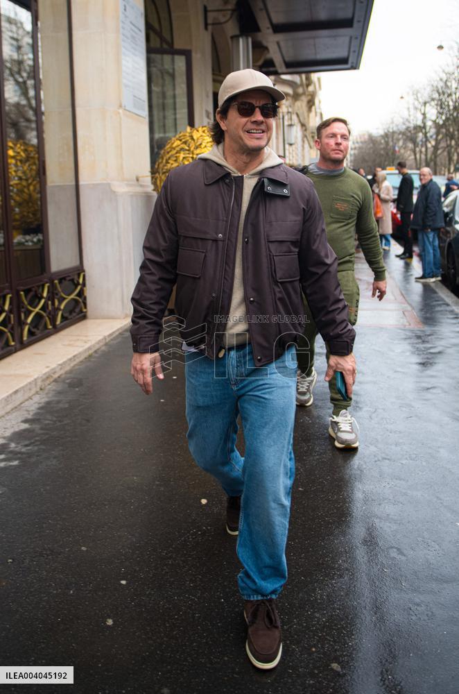 Mark Wahlberg Shopping - Paris