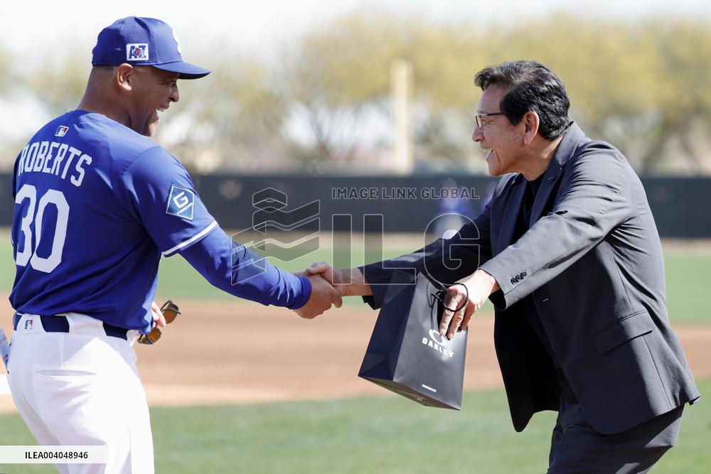 Baseball: ex-Samurai Japan manager visits Dodgers training site