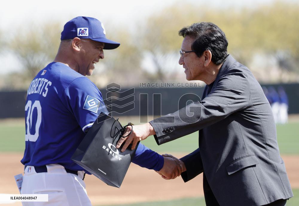 Baseball: ex-Samurai Japan manager visits Dodgers training site