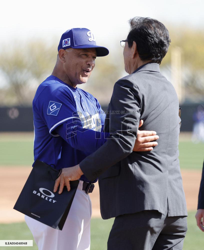 Baseball: ex-Samurai Japan manager visits Dodgers training site