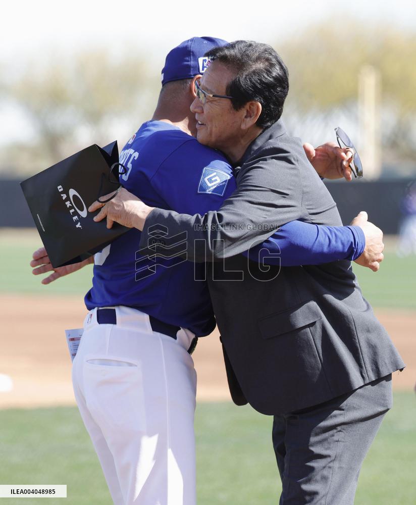 Baseball: ex-Samurai Japan manager visits Dodgers training site